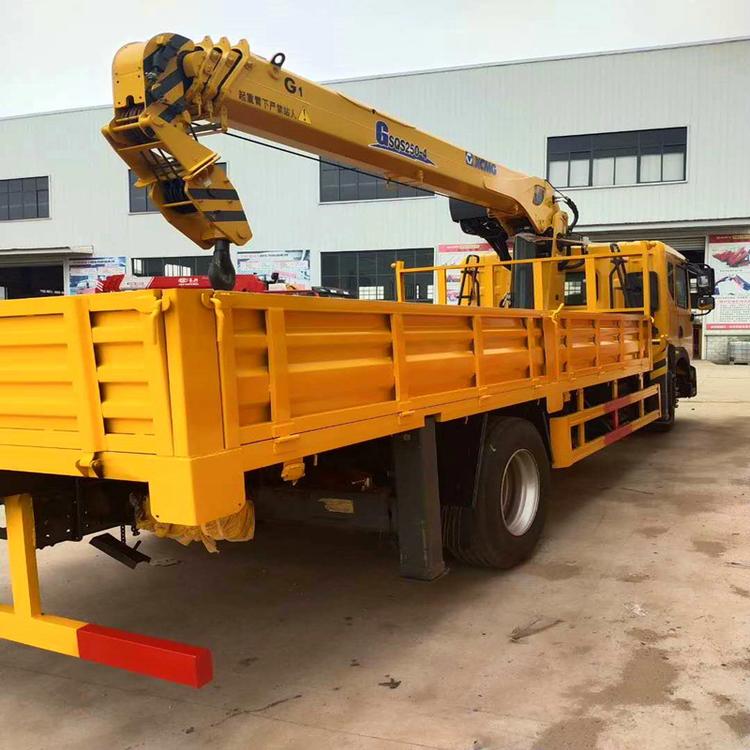 隨車吊與平板車 徐工隨車吊的卓越應用