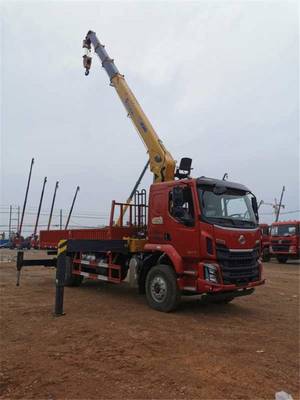 柳汽乘龍M3單橋8噸徐工隨車吊 高效多能的物流搬運解決方案
