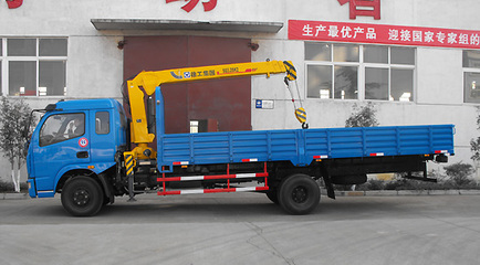 濰坊隨車吊車型詳解 8噸隨車吊、東風145與東風153隨車吊在平板車上的應用